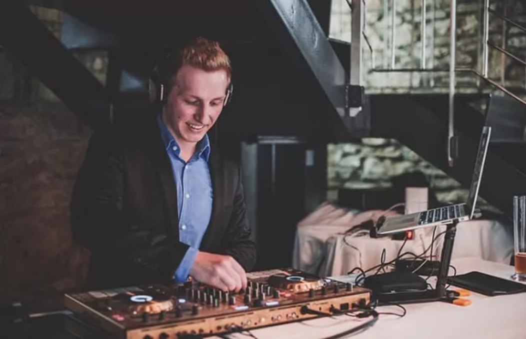 Der DJ hinter DJ Slate am Mischpult